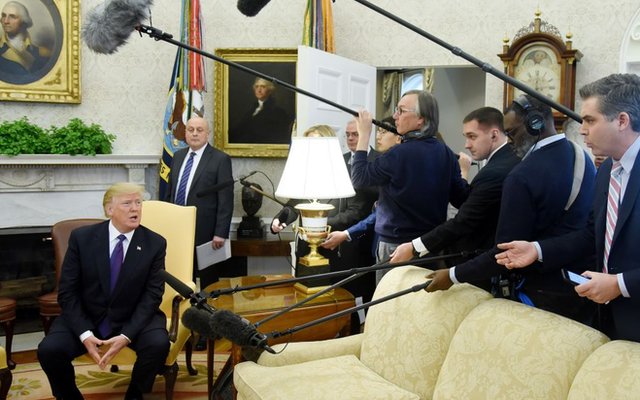 Trump atendiendo a periodistas.