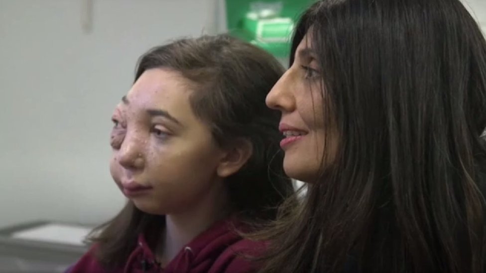 Nikki Christou junto a su madre