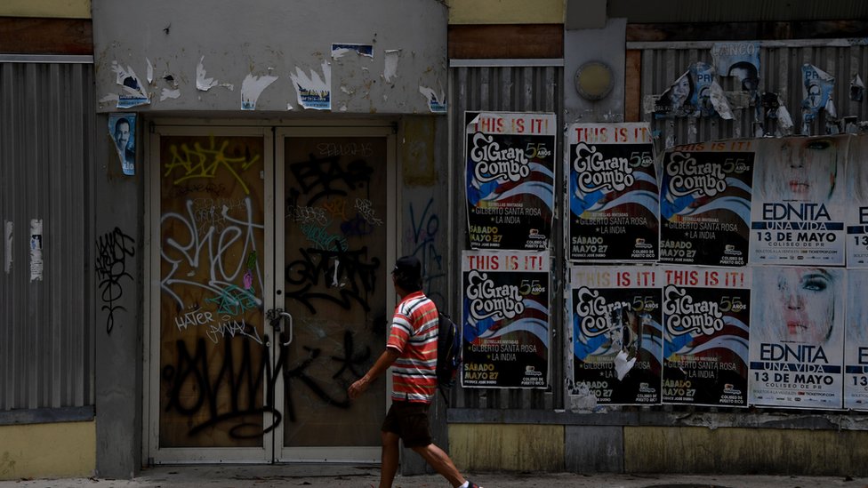 Puerto Rico ha estado en recesión durante años. Un hombre camina en San Juan, Puerto Rico.