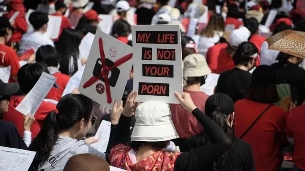 Mini yubkalardagi dumbalarning porno suratlari