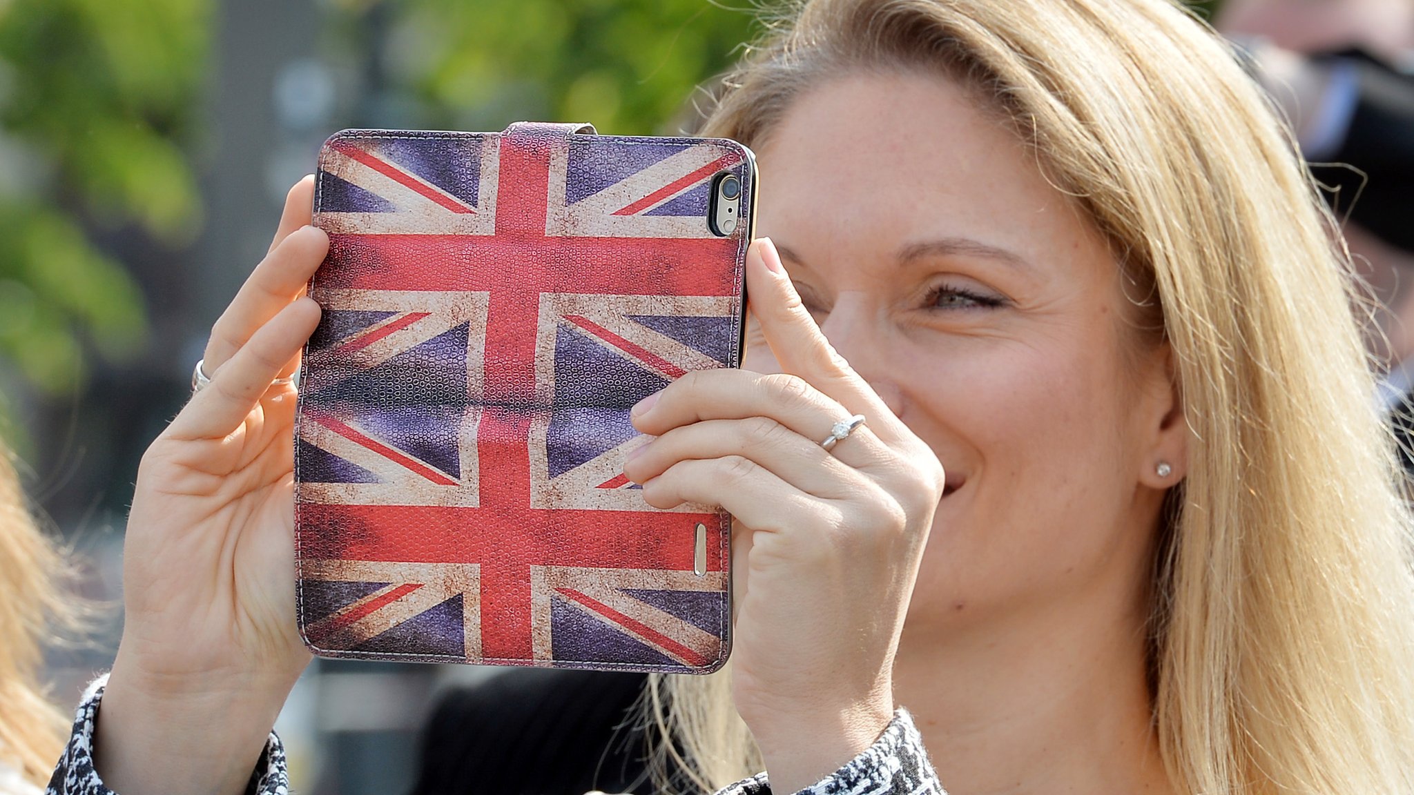 EU rewrites plans to scrap mobile roaming charges