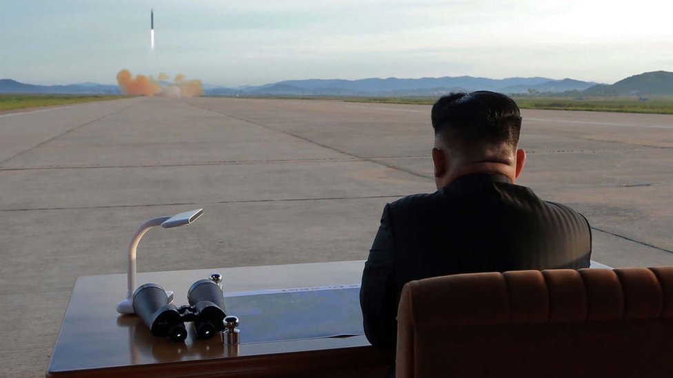 Kim Jong-un observa el lanzamiento de un misil.