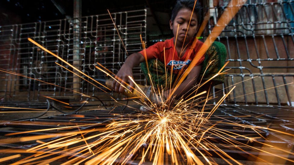 Katta dumbalar orasida porno