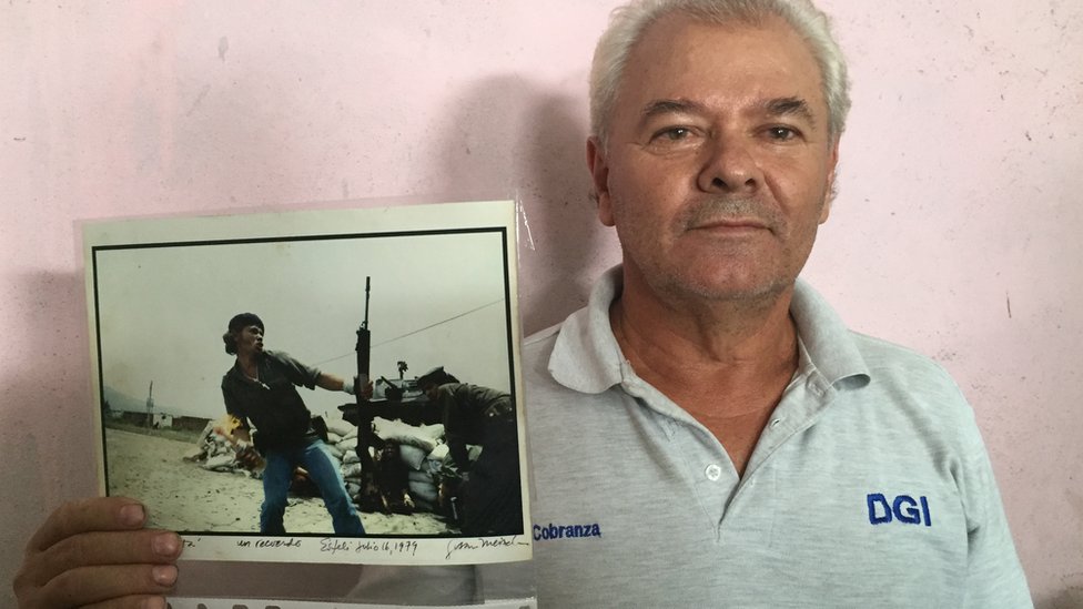 Pablo Aráuz con la foto de Susan Meiselas.