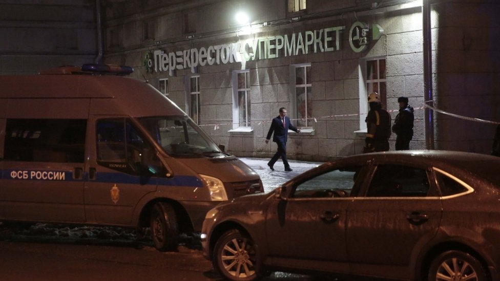 Vehículo del FSB (izquierda) cerca de un supermercado luego de una explosión en San Petersburgo, Rusia, en diciembre de 2017.