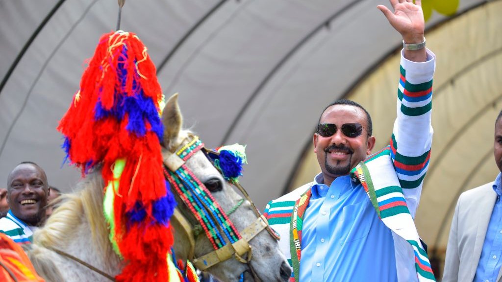 Porno jojalar belbogli yigitlarni sikishadi