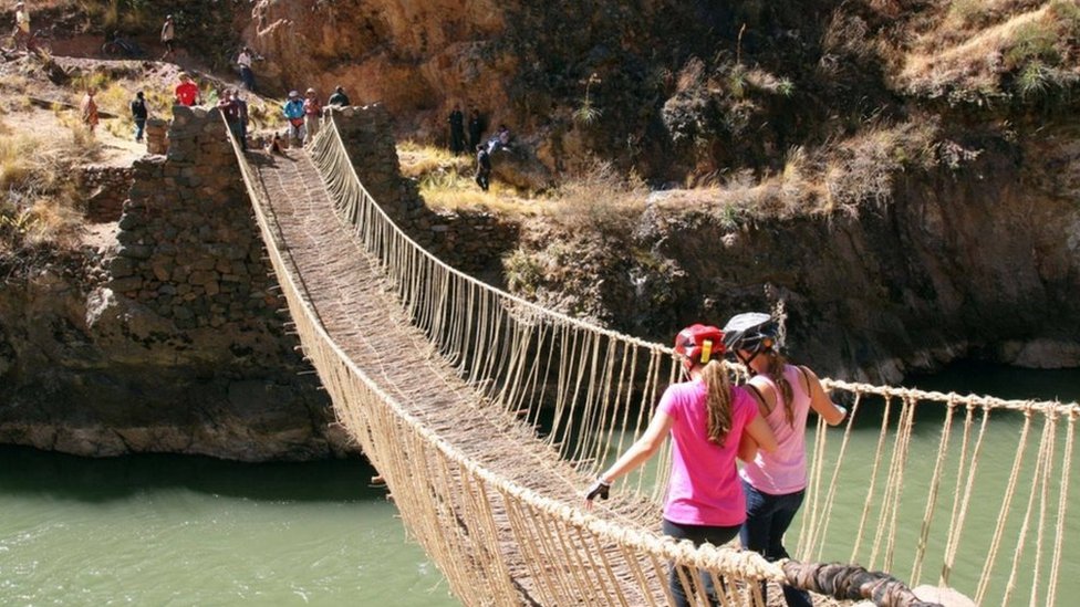 sueño dispersión Lo anterior Perú: la técnica ancestral que mantiene vivo el Q'eswachaka, el último  puente inca en uso con al menos 6 siglos de antigüedad - BBC News Mundo