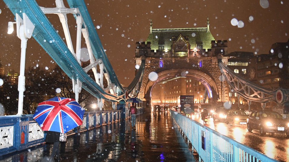 تساقط الثلج على جسر برج لندن