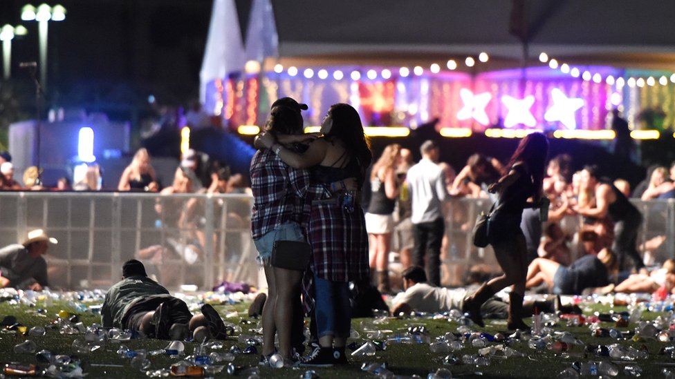 Dos personas se abrazan en la matanza de Las Vegas
