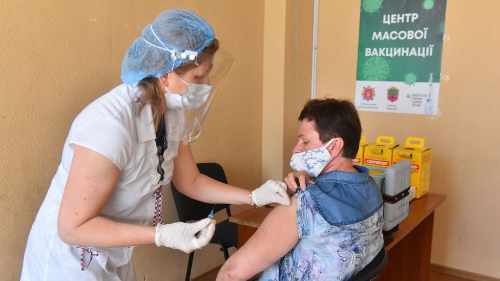 Обов'язкова вакцинація для працівників. Що робити людям з протипоказаннями  - BBC News Україна