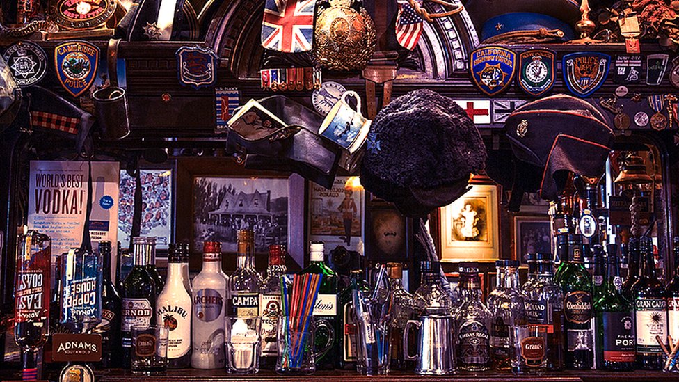 Tales from the bar - a tour of London's 'great pubs' - BBC News