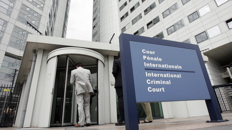 Un hombre, a la entrada de la Corte Penal Internacional de La Haya.