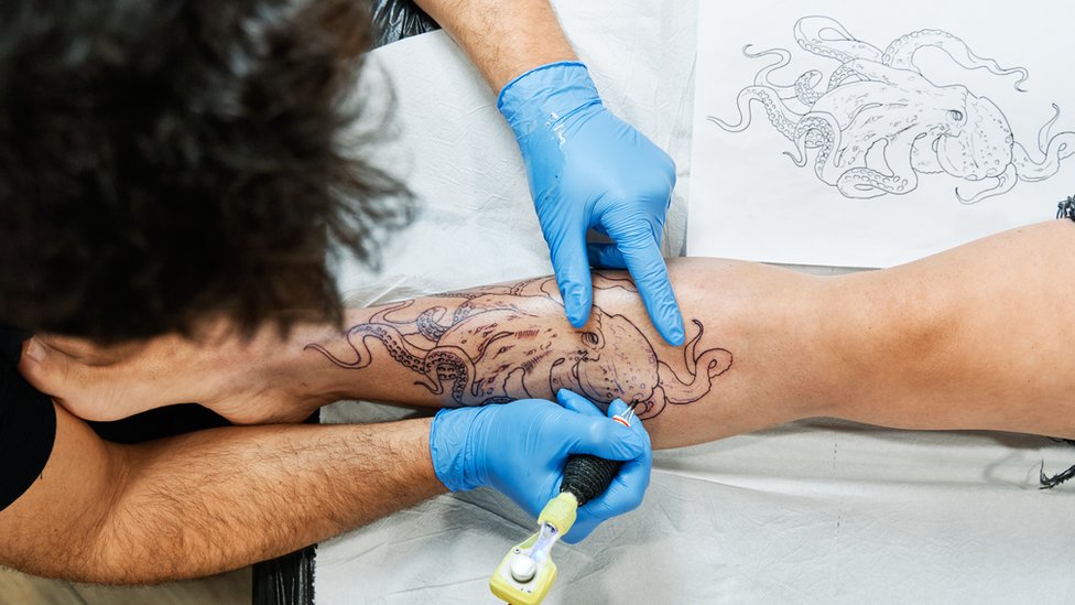 Cuál es el lugar más doloroso del cuerpo para hacerse un tatuaje? - BBC News Mundo