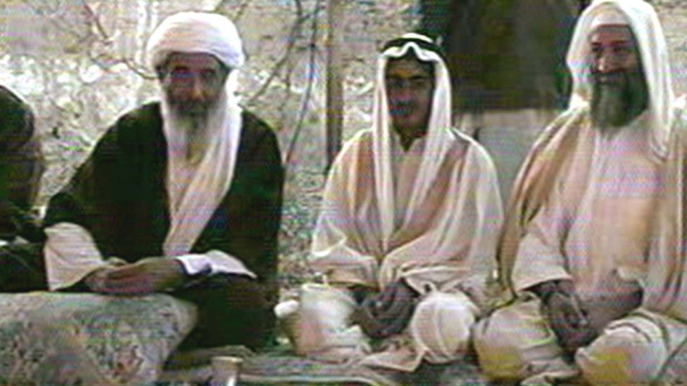 Mukammal shaklga ega shirin qoramagiz oz mushuki va uning yigitining siki bilan oynaydi. Dogistonlik fohishalarning fotosuratlari