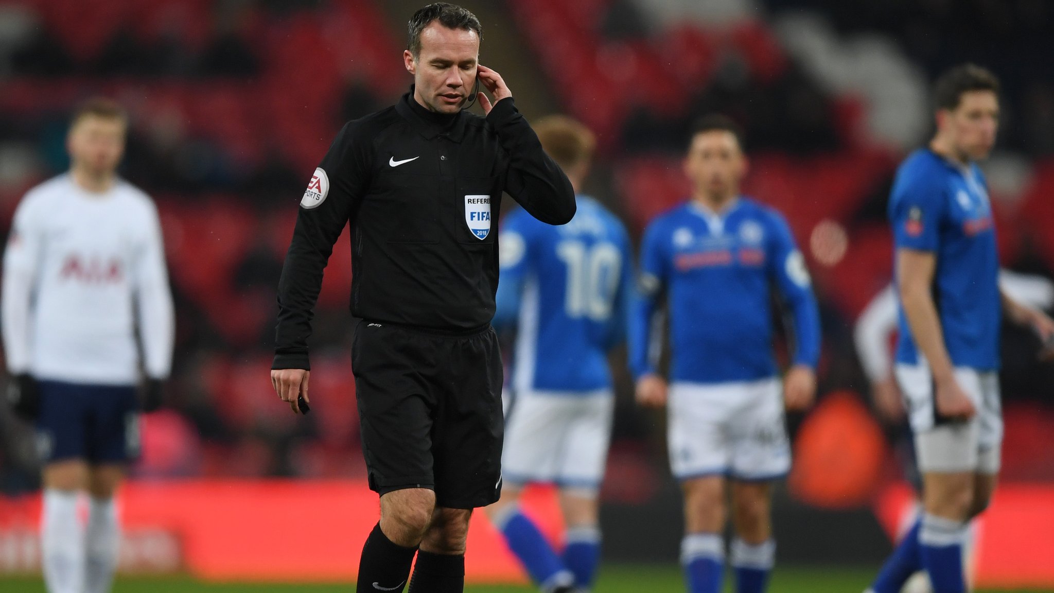 'Comical' & 'embarrassing' - pundits & fans react as VAR takes centre stage at Wembley