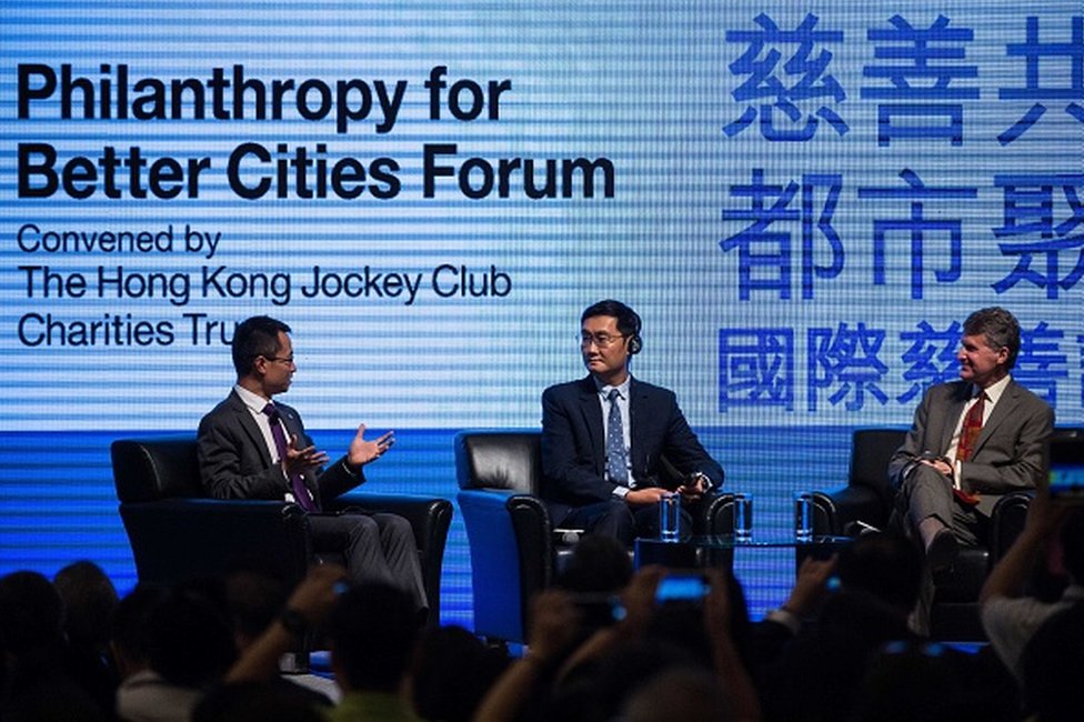 El presidente y CEO de Tencent Pony Ma (centro) y el presidente y CEO de la Fundación Kresge Rip Rapson (derecha) en un foro sobre filantropía en Hong Kong el 23 de septiembre de 2016. (Foto: ANTHONY WALLACE/AFP/Getty Images)