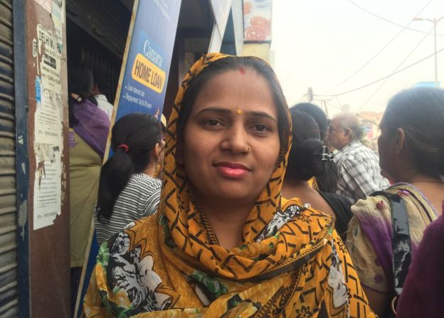 Priya Rohtan en la fila de un banco