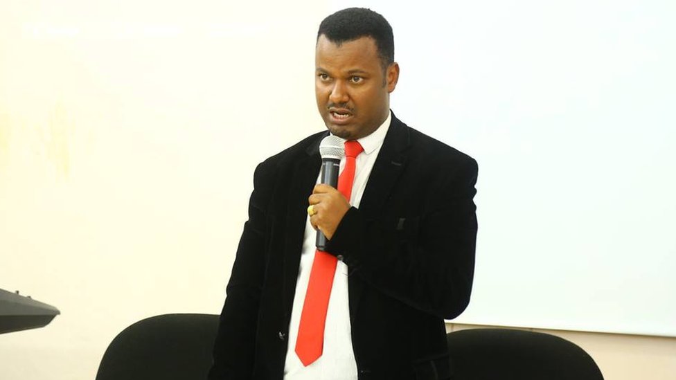 Sanat bilan tanishdim: Qotil erotikasi Yigitlarni sikayotgan ayollar pornosini tomosha qiling