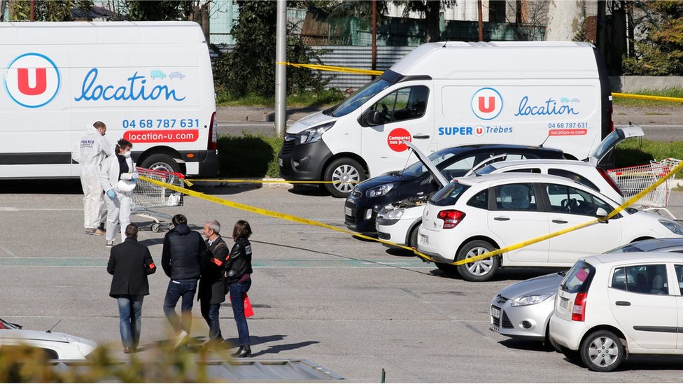 Policía e investigadores en las inmediaciones del supermercado en el sur de Francia donde ocurrió el ataque.