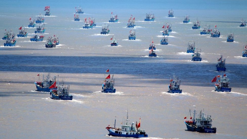 Tàu cá TQ ồ ạt đổ xuống Biển Đông sau ba tháng rưỡi tạm nghỉ - BBC News  Tiếng Việt