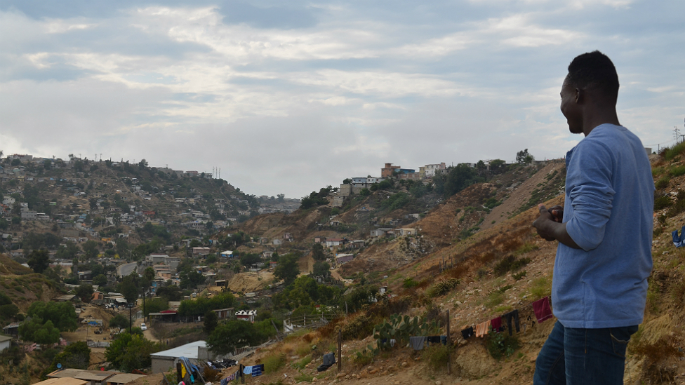 Haitiano contempla el Cañón del Alacrán, en las afueras de Tijuana. (BBC Mundo/Beatriz Vernon)