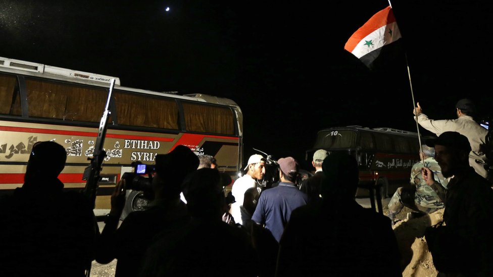 حافلات تقل عناصر من تنظيم الدولة الإسلامية