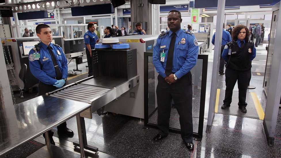 Agentes en un punto de control de Chicago O'Hare