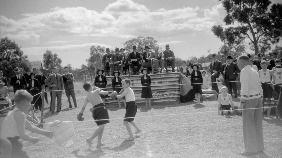 Una muestra de boxeo en un colegio en Pinjarra, Australia Occidental