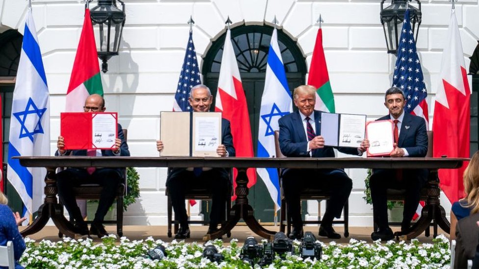 Qaynona hammomda yuvinmoqda