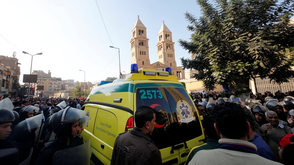 حشود حول الكنيسة في العباسية بعد التفجير