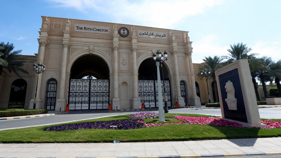 La fachada principal del hotel Ritz-Carlton en Riad, la capital saudita.