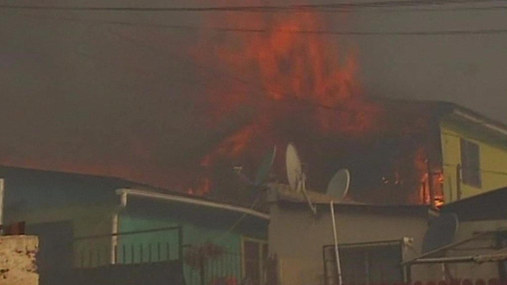 Chile wildfires destroy scores of homes in Valparaiso