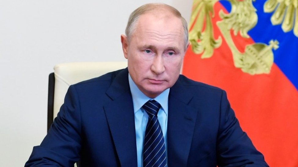 Virus corona: Putin setujui penggunaan vaksin Covid-19 buatan Rusia,  putrinya sudah divaksinasi - BBC News Indonesia