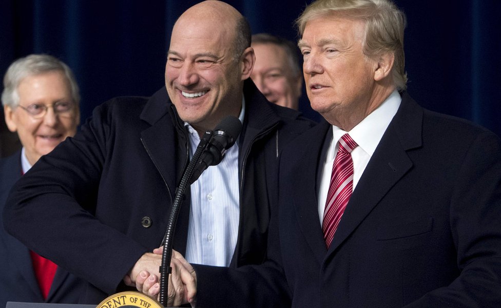 Donald Trump en un apretón de manos con Gary Cohn, director del Consejo Económico Nacional, en enero de 2018.