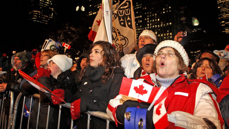 Canadienses cantan su himno