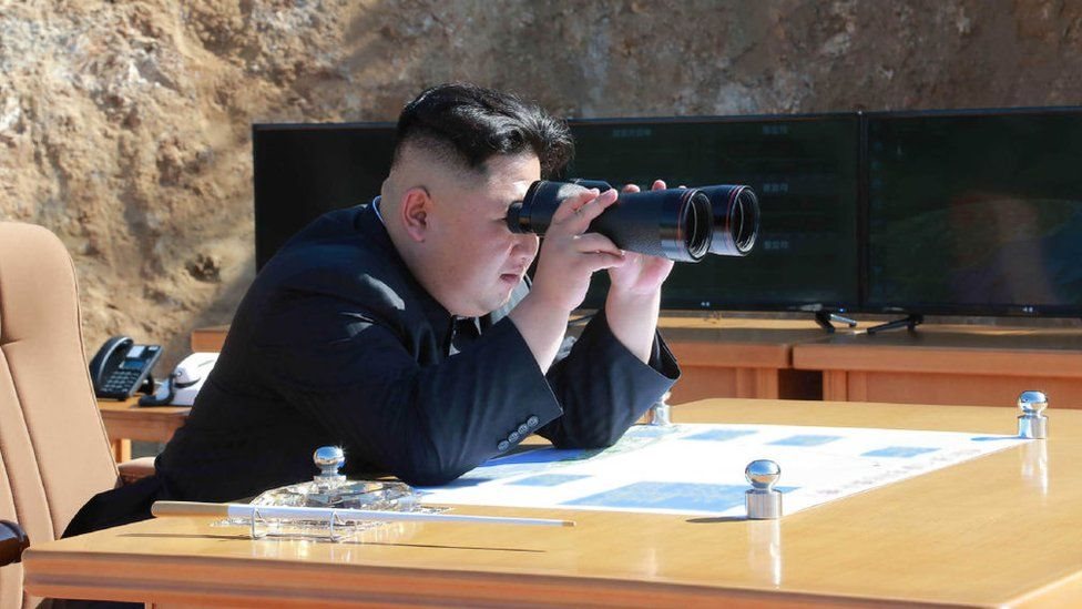 Kim Jong-un observando una prueba de armas nucleares.
