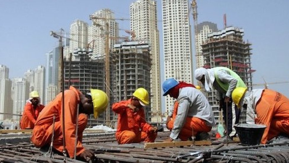 العمالة الوافدة التي تخلت عنها دبي: نتضور جوعا - BBC News عربي