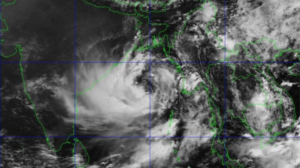 Keksa ayolni katta sikli qora tanli odam eshakda sikadi