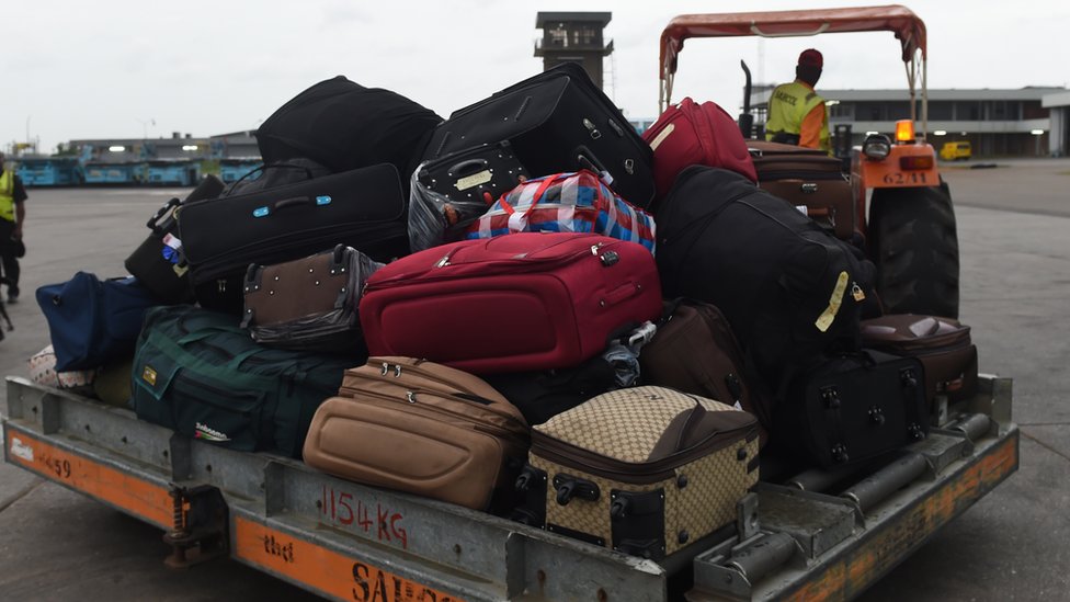 The bags President Buhari's security detail were carrying in Imo state are ballistic  bulletproof briefcases