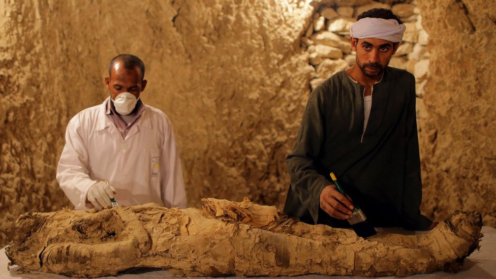 Arqueólogos trabajan sobre una momia en la necrópolis de Draa Abul Naga.