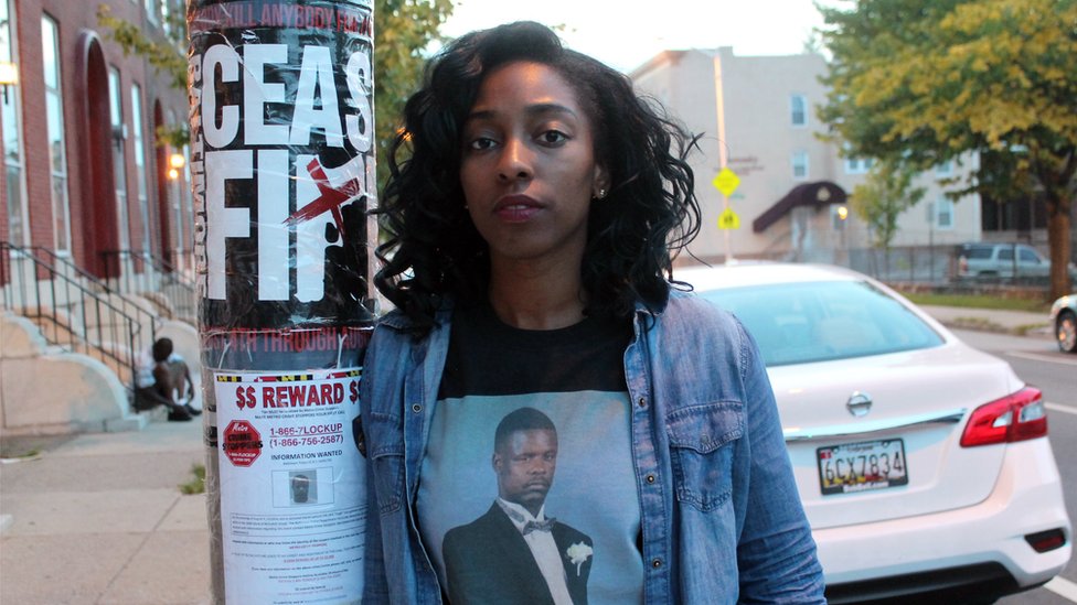 Brittany Oliver berdiri di dekat tempat pamannya, David Lamont Hill, ditembak mati satu tahun yang lalu