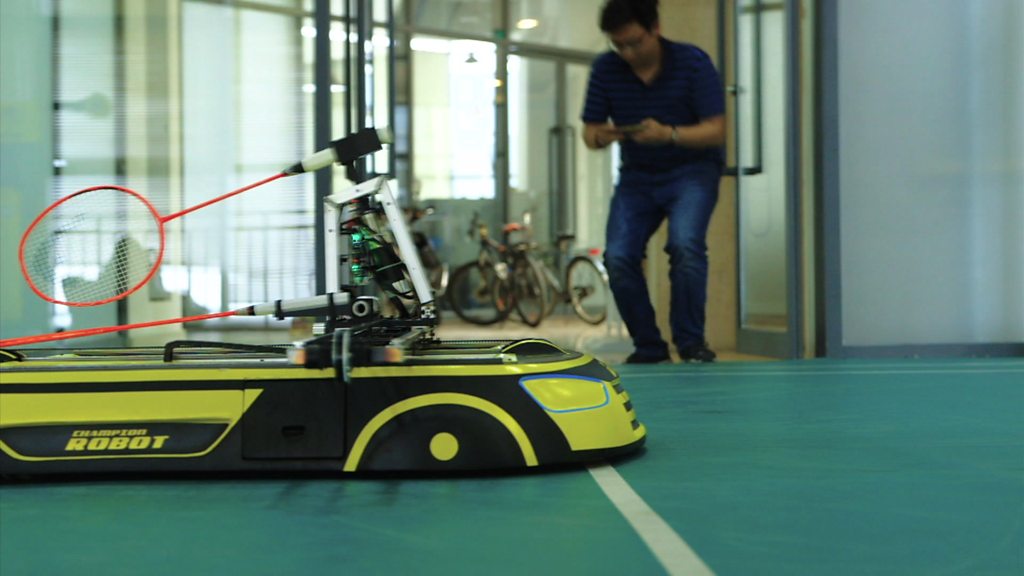 Por que ensinar robôs a piscar é difícil, mas importante - BBC