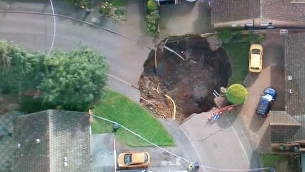 St Albans sinkhole: Further collapse 'unlikely' - BBC News