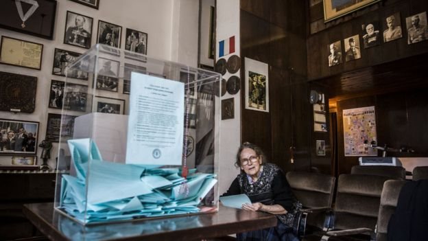 ناخبة صربية تستعد للادلاء بصوتها في الانتخابات الرئاسية