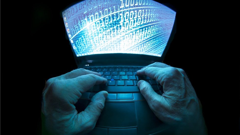 Rus xususiy retro porno Oq xalatdagi oshpaz ish joyida sikishadi