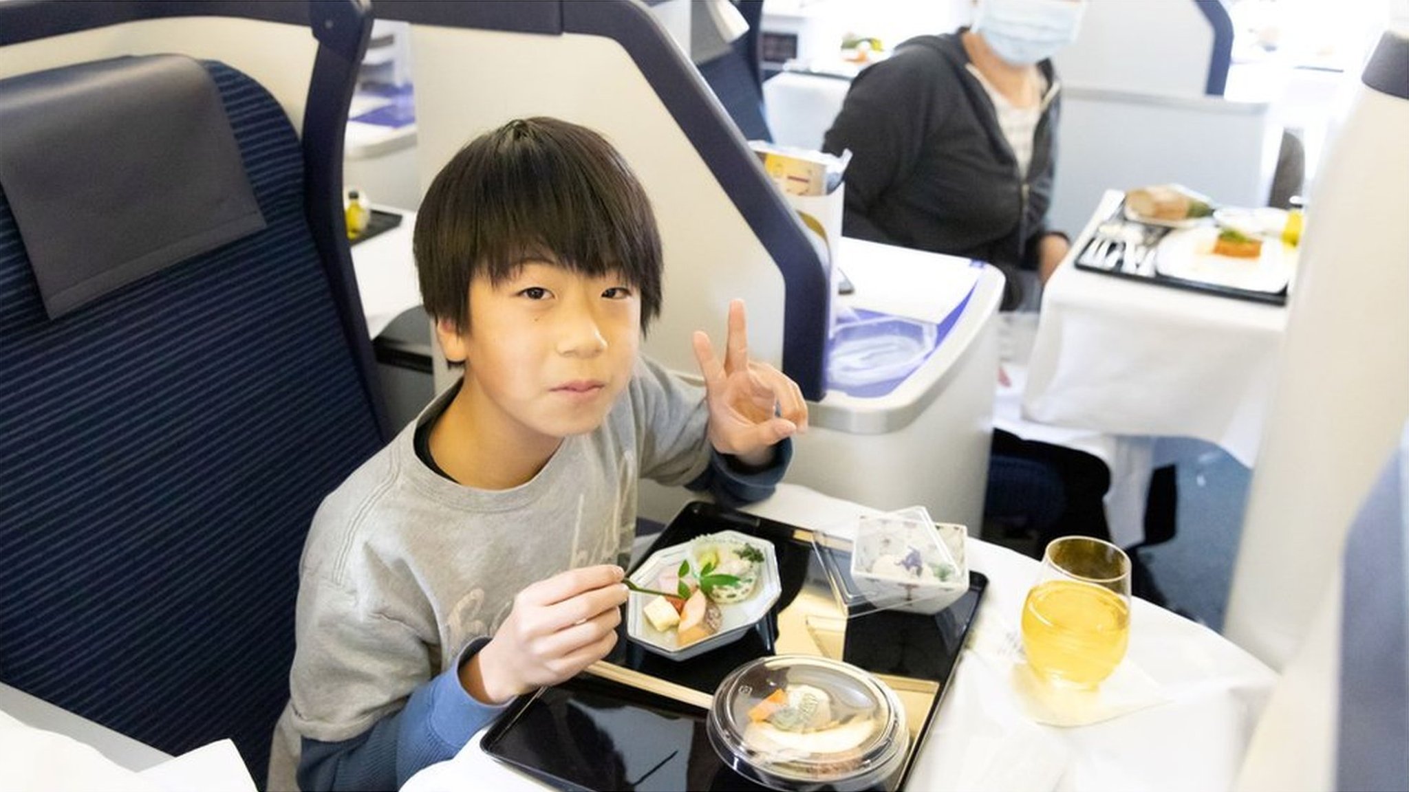 全日空の「飛行機レストラン」が人気 ファーストクラスが6万円 - BBCニュース