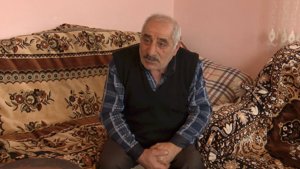 Қалыпты кеудесі бар қыздар