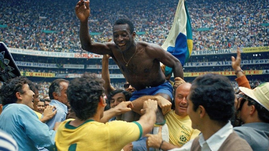 サッカーの王様」ペレ氏、82歳で死去 元ブラジル代表 - BBCニュース