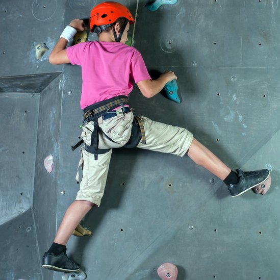 Niño escalando.