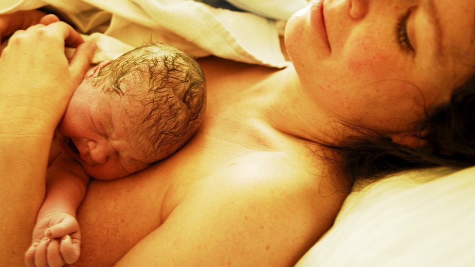 Recién nacido con su madre piel con piel